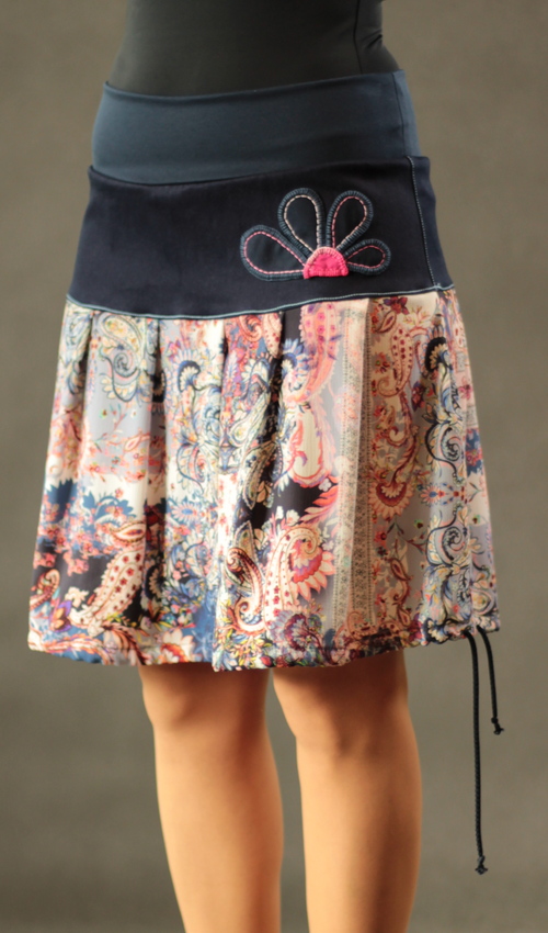 0341_P_detail_bavlna_polyester_bez_podšívky_modrá_růžová_skládaná_bez_kapes_tunýlek_modrá_modrorůžová_kytka_polokvět LaJuPe sukně růžová