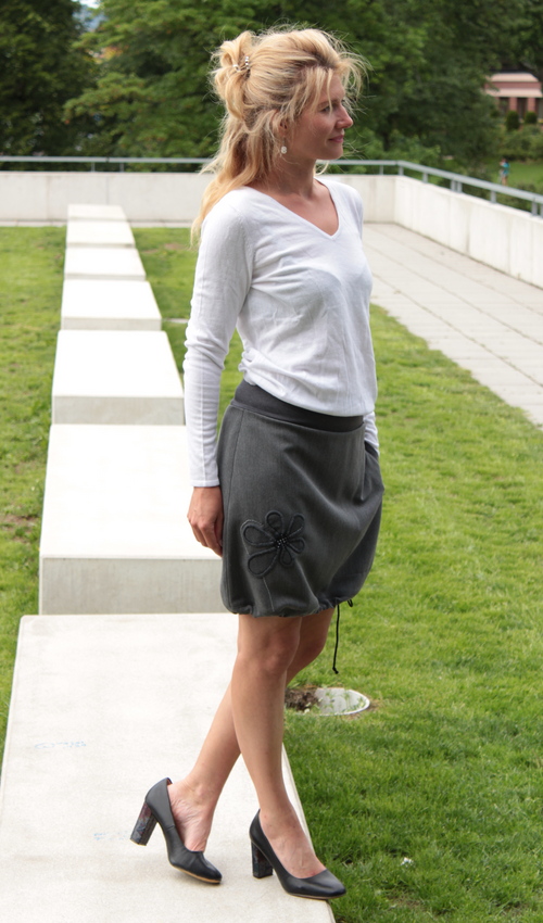 LaJuPe společenská sukně viskóza_polyester_bez_podšívky_šedá_šedá_áčková_1kapsa_tunýlek_šedá_šedá_kytka LaJuPe společenská sukně viskóza_polyester_bez_podšívky_šedá_šedá_áčková_1kapsa_tunýlek_šedá_šedá_kytka