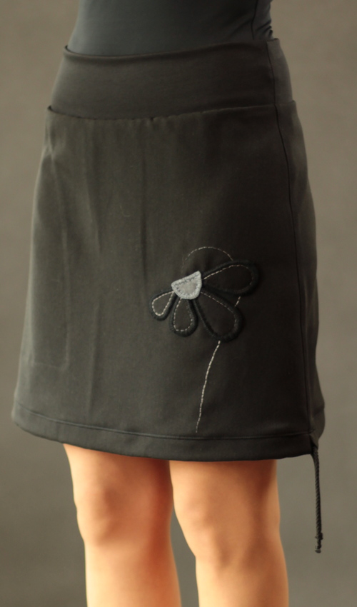 LaJuPe mini sukně viskóza_polyester_bez_podšívky_černá_šedá_áčková_1kapsa_tunýlek_černá_černošedá_kytka LaJuPe mini sukně viskóza_polyester_bez_podšívky_černá_šedá_áčková_1kapsa_tunýlek_černá_černošedá_kytka