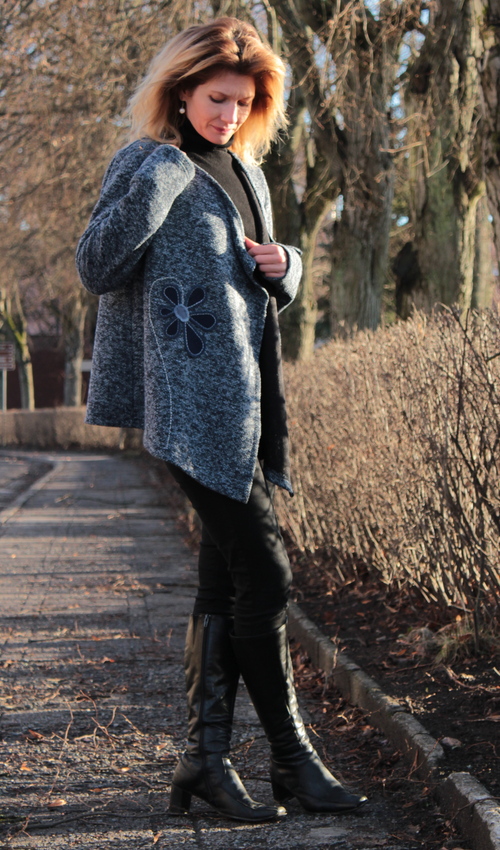 LaJuPe tmavě modrý kardigan viskóza__bez_podšívky_modrá_modrá_áčkový_bez_kapes_modrá_kytka_květ