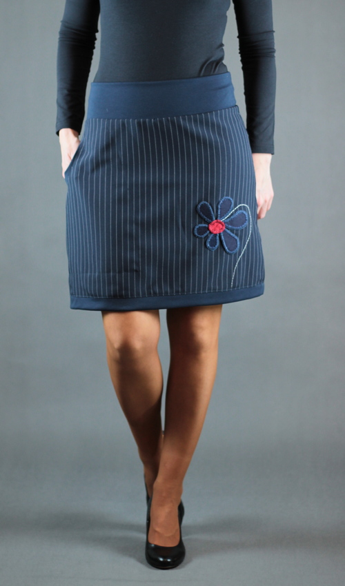 LaJuPe úzká sukně polyester_polyester_bez_podšívky_modrá_modrá_áčková_1kapsa_tunýlek_modrá_modročervená_kytka_velkýkvět