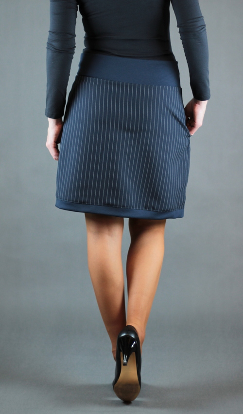 LaJuPe úzká sukně polyester_polyester_bez_podšívky_modrá_modrá_áčková_1kapsa_tunýlek_modrá_modročervená_kytka_velkýkvět