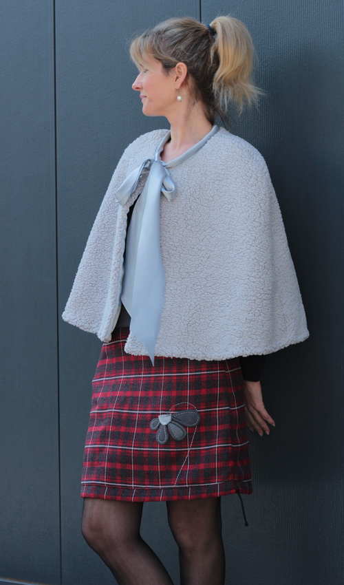 LaJuPe sukně na zimu polyester_viskóza_s_podšívkou_červená_antracit_áčková_1kapsa_tunýlek_šedá_šedá_kytka_půlkvět