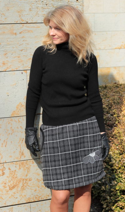 LaJuPe teplé zimní sukně polyester_viskóza_s_podšívkou_antracit_černá_áčková_1kapsa_tunýlek_černá_tmavěšedá_kytka_půlkvět