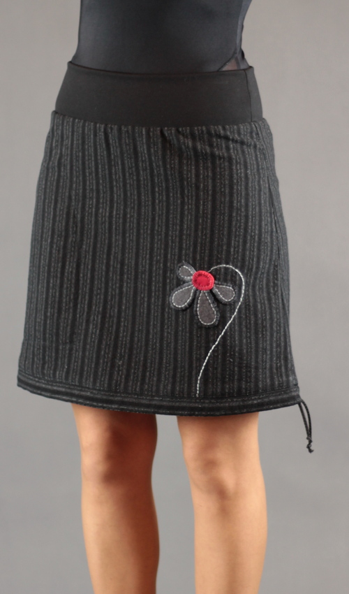 LaJUPe pruhovaná sukně polyester_vlna_s_podšívkou_černá_šedá_áčková_1kapsa_tunýlek_černá_šedočervená_květ_polokvět