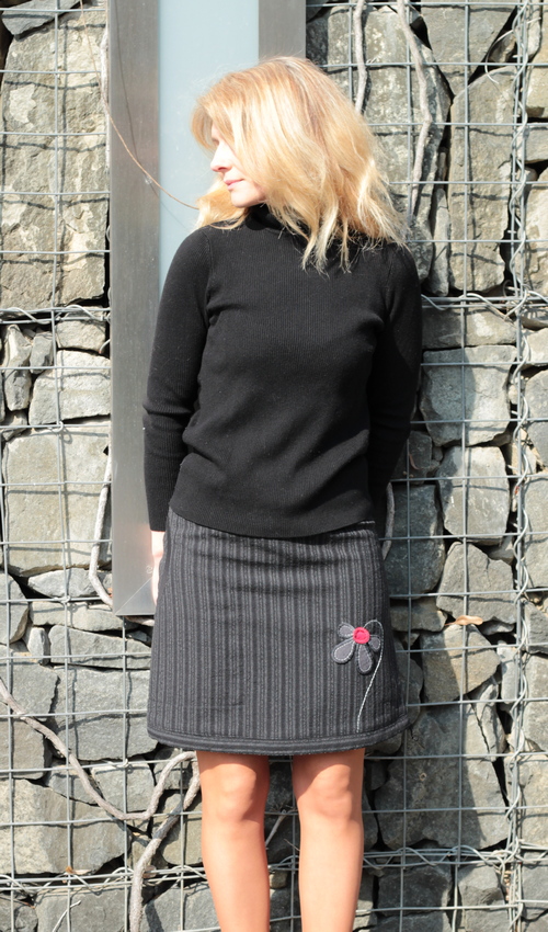 LaJUPe pruhovaná sukně polyester_vlna_s_podšívkou_černá_šedá_áčková_1kapsa_tunýlek_černá_šedočervená_květ_polokvět