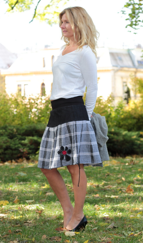 LaJuPe lněná sukně len_viskóza_bez_podšívky_šedá_černá_skládaná_bez_kapes_tunýlek_černá_černočervená_květ_kytka LaJuPe lněná sukně len_viskóza_bez_podšívky_šedá_černá_skládaná_bez_kapes_tunýlek_černá_černočervená_květ_kytka