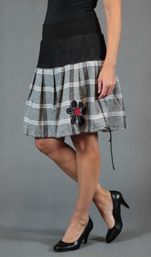 LaJuPe lněná sukně len_viskóza_bez_podšívky_šedá_černá_skládaná_bez_kapes_tunýlek_černá_černočervená_květ_kytka LaJuPe lněná sukně len_viskóza_bez_podšívky_šedá_černá_skládaná_bez_kapes_tunýlek_černá_černočervená_květ_kytka