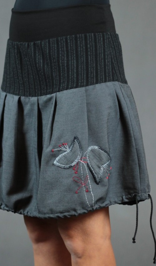 LaJuPe sukně teplá bavlna_polyester_bez_podšívky_šedá_šedá_skládaná_bez_kapes_tunýlek_černá_šedá_zvonky_zvonky