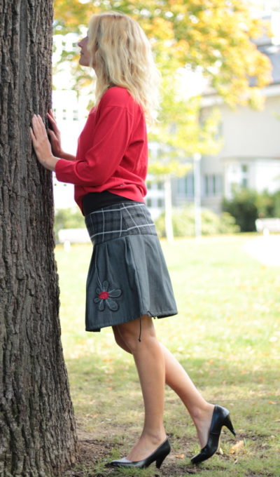 LaJuPe dámská kostkovaná sukně bavlna_vlna_bez_podšívky_šedá_černá_skládaná_bez_kapes_tunýlek_černá_šedočervená_kytka_kytka