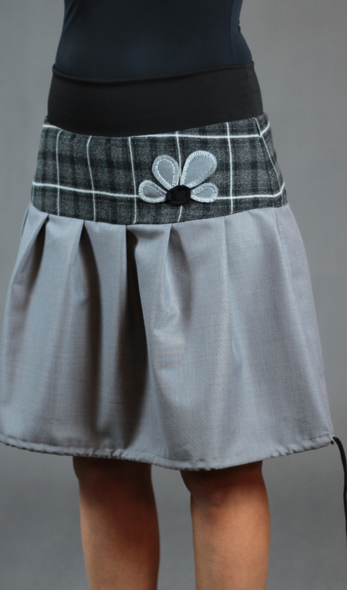 LaJuPe károvaná sukně vlna_polyester_bez_podšívky_šedá_černá_skládaná_bez_kapes_tunýlek_černá_šedočerná_kytka_polokvět LaJuPe károvaná sukně vlna_polyester_bez_podšívky_šedá_černá_skládaná_bez_kapes_tunýlek_černá_šedočerná_kytka_polokvět