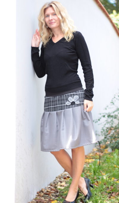 LaJuPe károvaná sukně vlna_polyester_bez_podšívky_šedá_černá_skládaná_bez_kapes_tunýlek_černá_šedočerná_kytka_polokvět