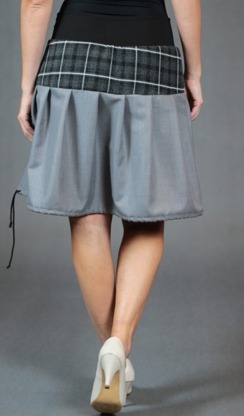 LaJuPe károvaná sukně vlna_polyester_bez_podšívky_šedá_černá_skládaná_bez_kapes_tunýlek_černá_šedočerná_kytka_polokvět LaJuPe károvaná sukně vlna_polyester_bez_podšívky_šedá_černá_skládaná_bez_kapes_tunýlek_černá_šedočerná_kytka_polokvět