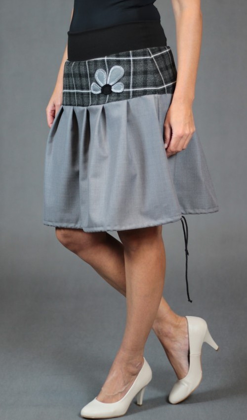 LaJuPe károvaná sukně vlna_polyester_bez_podšívky_šedá_černá_skládaná_bez_kapes_tunýlek_černá_šedočerná_kytka_polokvět LaJuPe károvaná sukně vlna_polyester_bez_podšívky_šedá_černá_skládaná_bez_kapes_tunýlek_černá_šedočerná_kytka_polokvět