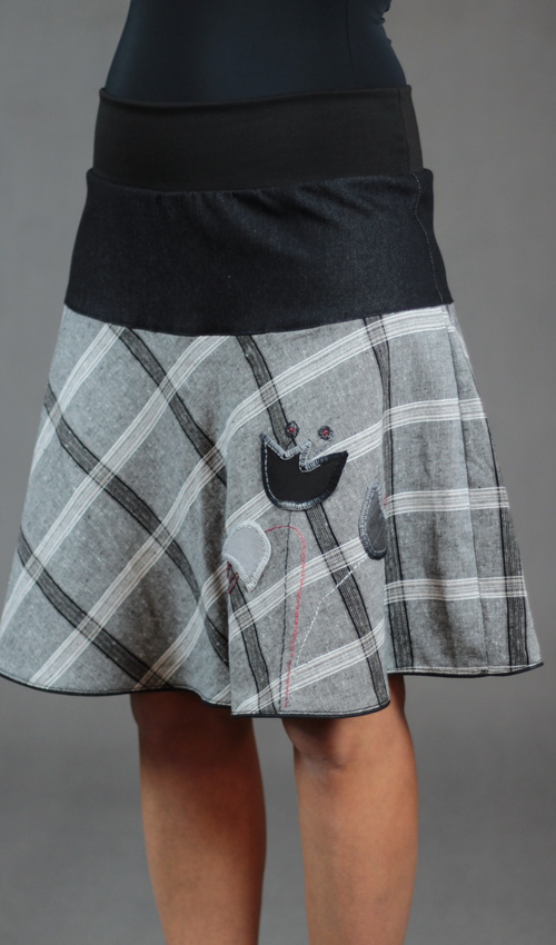 LaJuPe dámská kostkovaná sukně len_viskóza_bez_podšívky_šedá_černá_se_sedlem_nahoře_bez_kapes_kédr_černá_černošedá_louka_zvonky