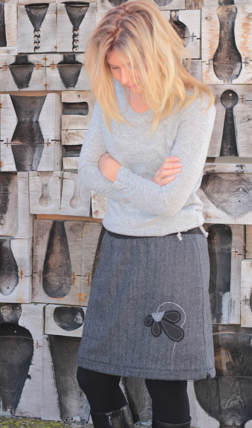 LaJuPe dámská vlněná zimní sukně vlna_polyester_s_podšívkou_černá_šedá_áčková_1kapsa_tunýlek_černá_černošedá_květ_polokvět LaJuPe dámská vlněná zimní sukně vlna_polyester_s_podšívkou_černá_šedá_áčková_1kapsa_tunýlek_černá_černošedá_květ_polokvět