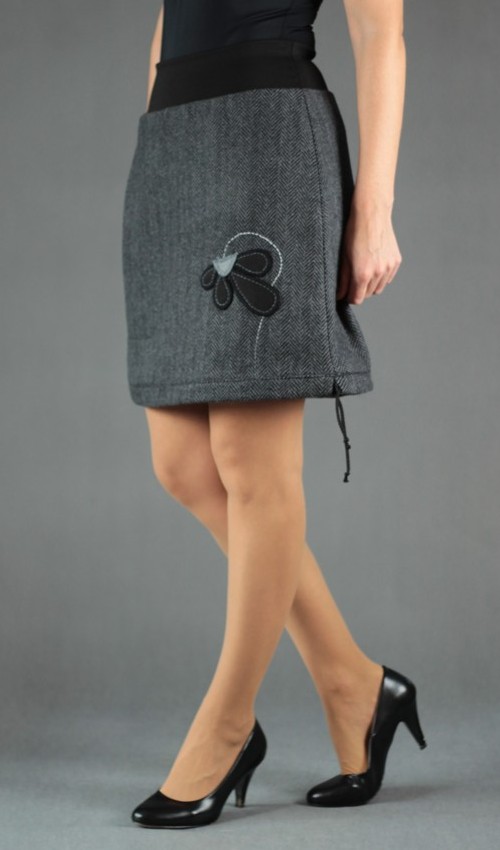 LaJuPe dámská vlněná zimní sukně vlna_polyester_s_podšívkou_černá_šedá_áčková_1kapsa_tunýlek_černá_černošedá_květ_polokvět LaJuPe dámská vlněná zimní sukně vlna_polyester_s_podšívkou_černá_šedá_áčková_1kapsa_tunýlek_černá_černošedá_květ_polokvět