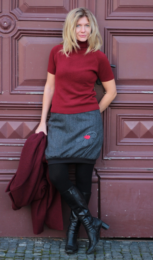 LaJuPe zimní vlněné sukně vlna_polyester_s_podšívkou_černá_šedá_áčková_1kapsa_úplet_černá_šedočervená_květ_polokvět