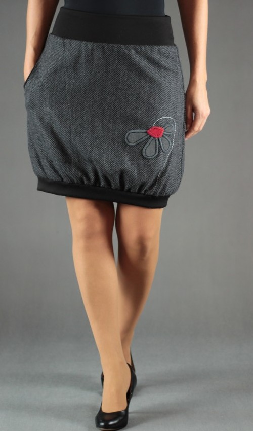 LaJuPe zimní vlněné sukně vlna_polyester_s_podšívkou_černá_šedá_áčková_1kapsa_úplet_černá_šedočervená_květ_polokvět