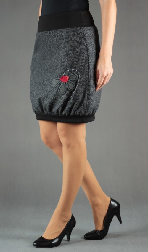 LaJuPe zimní vlněné sukně vlna_polyester_s_podšívkou_černá_šedá_áčková_1kapsa_úplet_černá_šedočervená_květ_polokvět