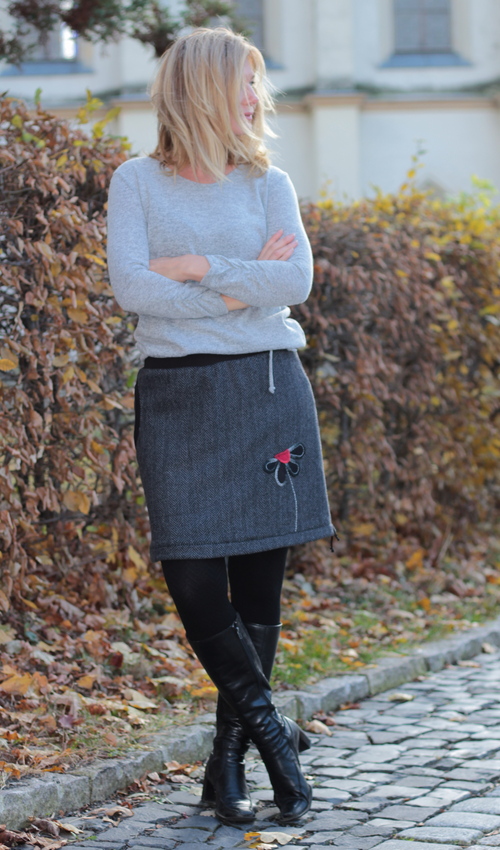 LaJuPe zimní vlněná sukně vlna_polyester_s_podšívkou_černá_šedá_áčková_1kapsa_tunýlek_černá_černočervená_květ_polokvět LaJuPe zimní vlněná sukně vlna_polyester_s_podšívkou_černá_šedá_áčková_1kapsa_tunýlek_černá_černočervená_květ_polokvět