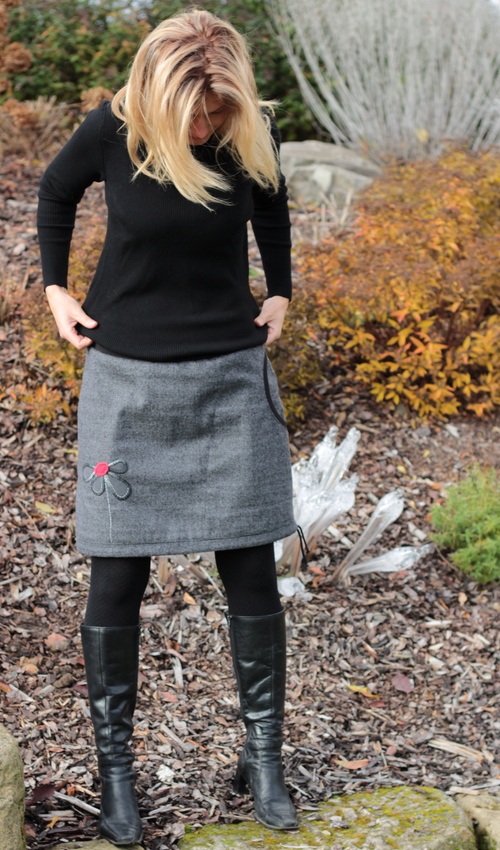 LaJuPe sukně vlněná vlna viskóza_s_podšívkou_šedá_červená_áčková_1kapsa_tunýlek_černá_šedočervená_kytka_půlkvět