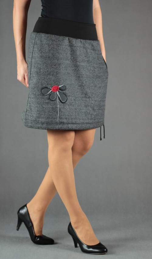 LaJuPe sukně vlněná vlna viskóza_s_podšívkou_šedá_červená_áčková_1kapsa_tunýlek_černá_šedočervená_kytka_půlkvět