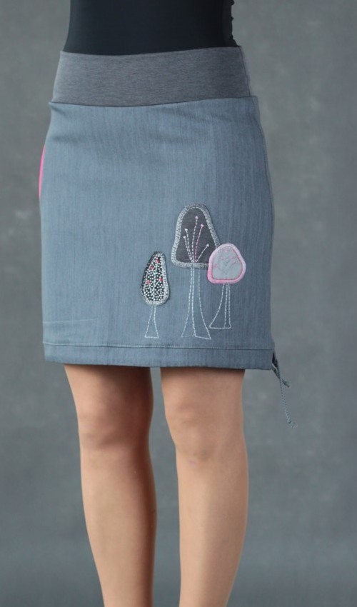 0399_P_detail_bavlna_polyester_bez_podšívky_šedá_růžová_áčková_1kapsa_tunýlek_šedá_růžovošedá_les_stromy