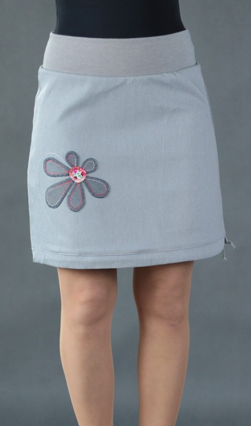 0402_P_detail_bavlna_polyester_bez_podšívky_světle šedá_růžová_áčková_1kapsa_tunýlek_světle šedá_šedo růžová_kytka_květ