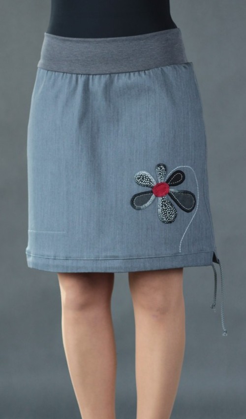 0404_P_detail_bavlna_polyester_bez_podšívky_šeda_červená_áčková_1kapsa_tunýlek_šedá_černočervená_kytka_květ