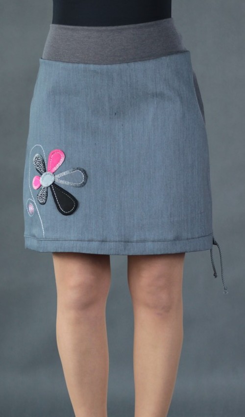 0407_P_detail_bavlna_polyester_bez_podšívky_šeda_růžová_áčková_1kapsa_tunýlek_šedá_růžovočerná_květ_kytka