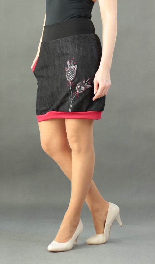 0413_P_šikmo_bavlna_polyester_bez_podšívky_černá_červená_áčková_1kapsa_úplet_černá_červená_louka_zvonky