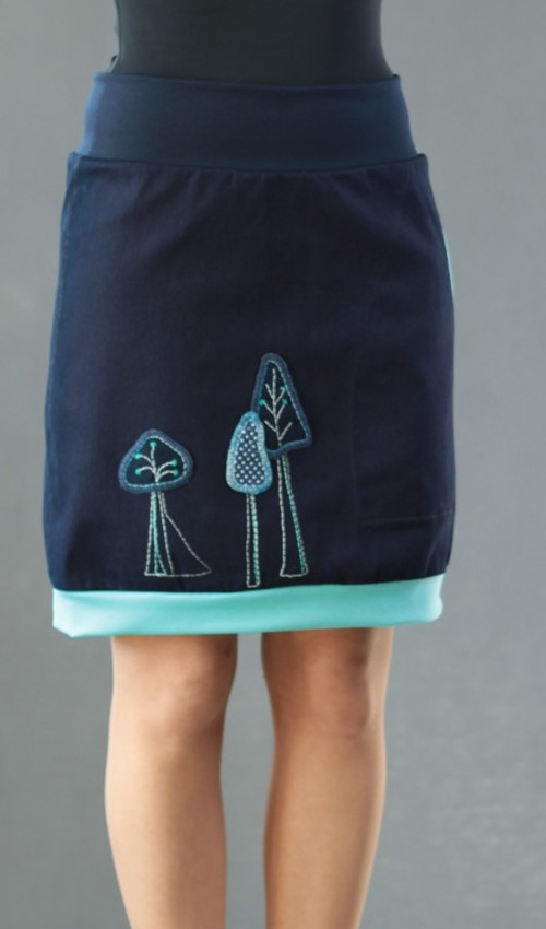 0414_P_detail_bavlna_polyester_bez_podšívky_modrá_tyrkys_áčková_1kapsa_úplet_modrá_tyrkysová_les_3_stromy