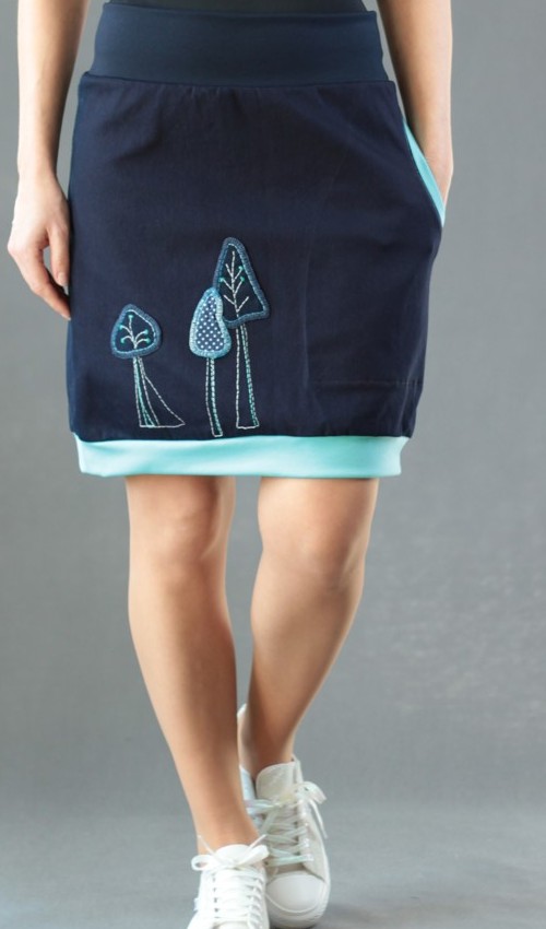 0414_P_zepredu_bavlna_polyester_bez_podšívky_modrá_tyrkys_áčková_1kapsa_úplet_modrá_tyrkysová_les_3_stromy