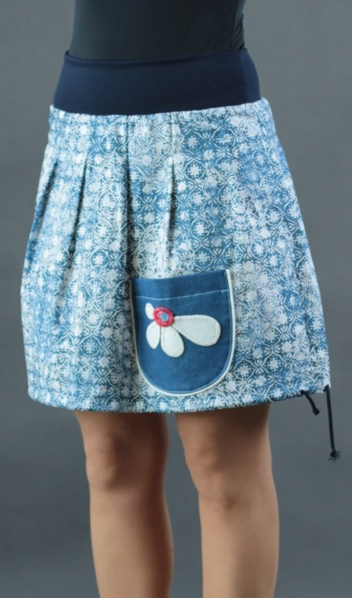 0423_P_detail_bavlna_elastan_bez_podšívky_modrá_bílá_skládaná_1kapsa_tunýlek_modrá_bílá_kytička_květ