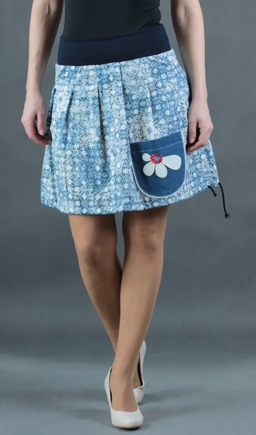 0423_P_zepredu_bavlna_elastan_bez_podšívky_modrá_bílá_skládaná_1kapsa_tunýlek_modrá_bílá_kytička_květ