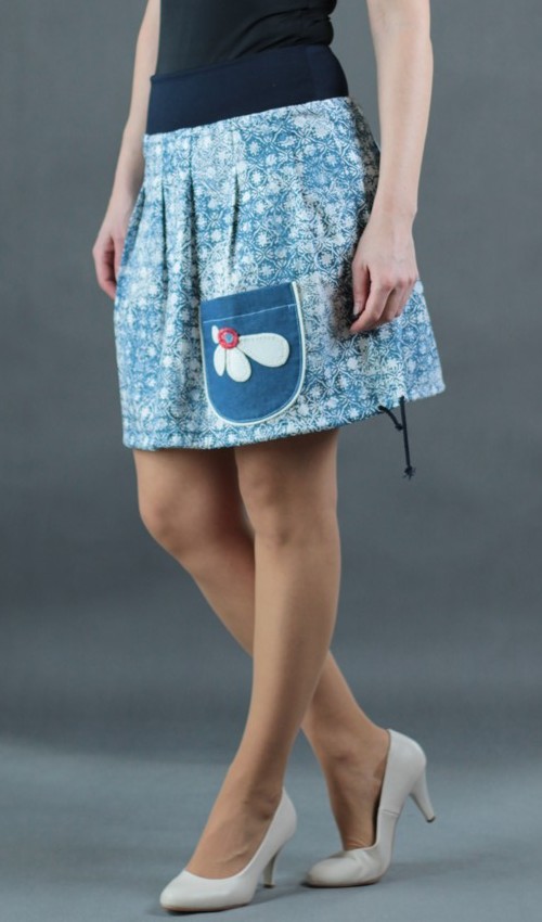 0423_P_šikmo_bavlna_elastan_bez_podšívky_modrá_bílá_skládaná_1kapsa_tunýlek_modrá_bílá_kytička_květ