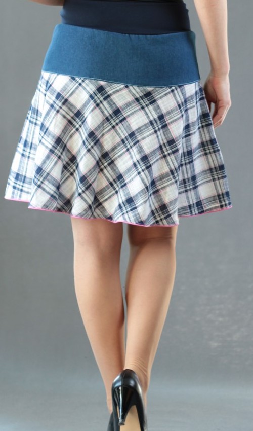 0428_P_zezadu_bavlna_polyester_bez_podšívky_modrá_bílá_se_sedlem_nahoře_1kapsa_kédr_modrá_bílá_květ_půlkvět