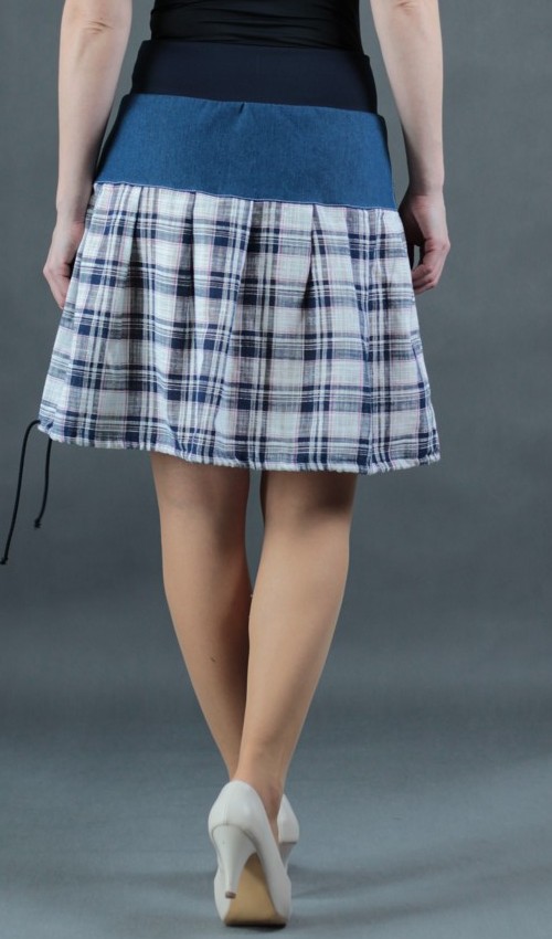 0429_P_zezadu_bavlna_polyester_bez_podšívky_modrá_bílá_se_sedlem_nahoře_1kapsa_tunýlek_modrá_růžová_terč_terčík