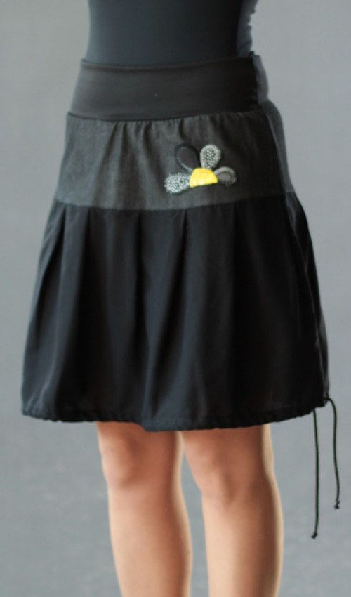 0433_P_detail_bavlna_viskóza_bez_podšívky_černá_žlutá_se_sedlem_nahoře_bez_kapes_tunýlek_černá_černo_žlutá_kytka_půlkvět