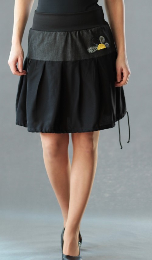 0433_P_zepredu_bavlna_viskóza_bez_podšívky_černá_žlutá_se_sedlem_nahoře_bez_kapes_tunýlek_černá_černo_žlutá_kytka_půlkvět