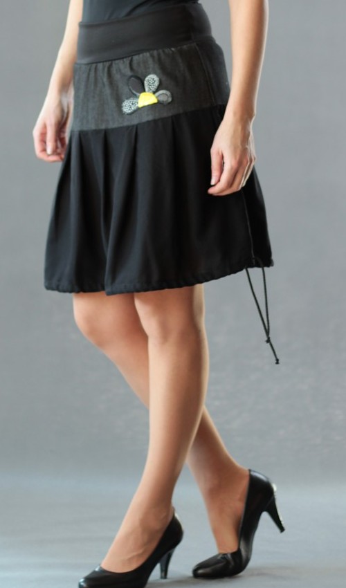 0433_P_šikmo_bavlna_viskóza_bez_podšívky_černá_žlutá_se_sedlem_nahoře_bez_kapes_tunýlek_černá_černo_žlutá_kytka_půlkvět