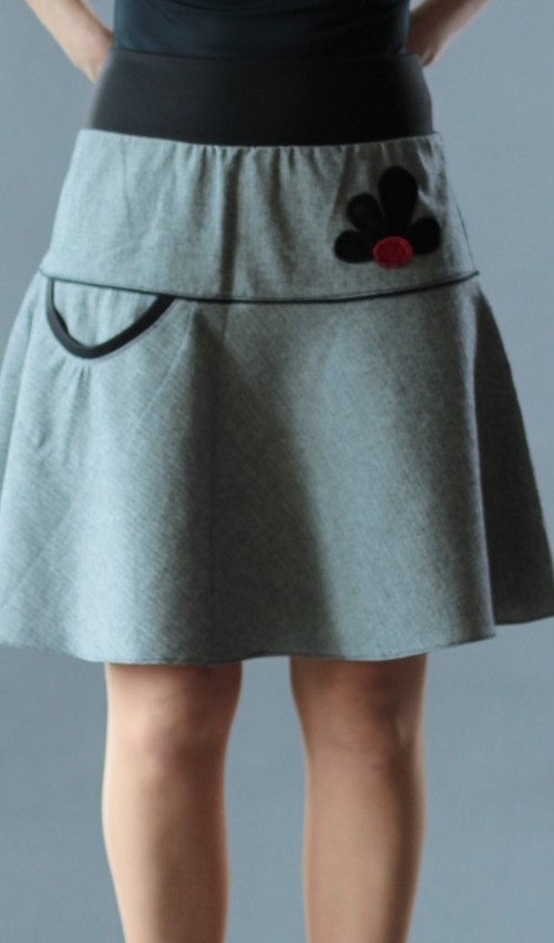 0434_P_detail_bavlna_polyester_bez_podšívky_černá_šedá_se_sedlem_nahoře_1kapsa_hladké_černá_černo_červená_kytka_půlkvět