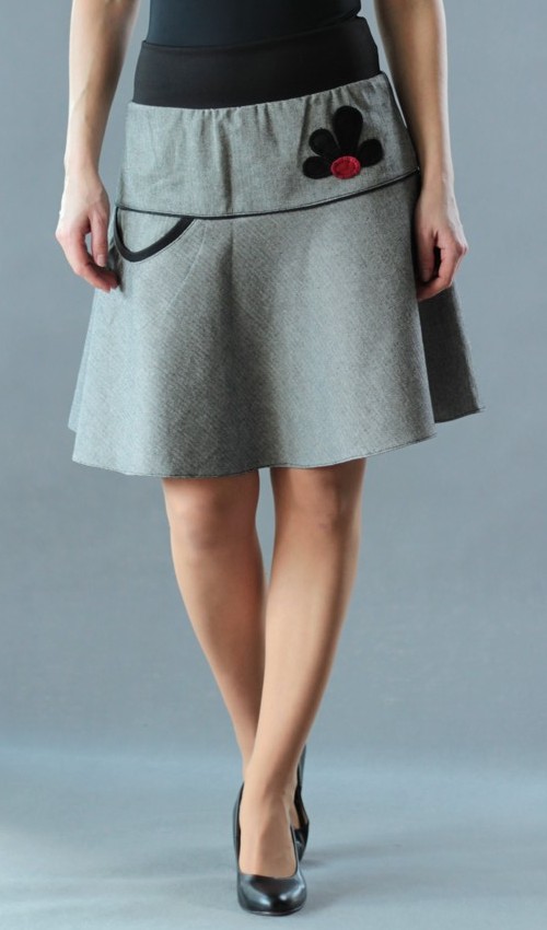 0434_P_zepredu_bavlna_polyester_bez_podšívky_černá_šedá_se_sedlem_nahoře_1kapsa_hladké_černá_černo_červená_kytka_půlkvět