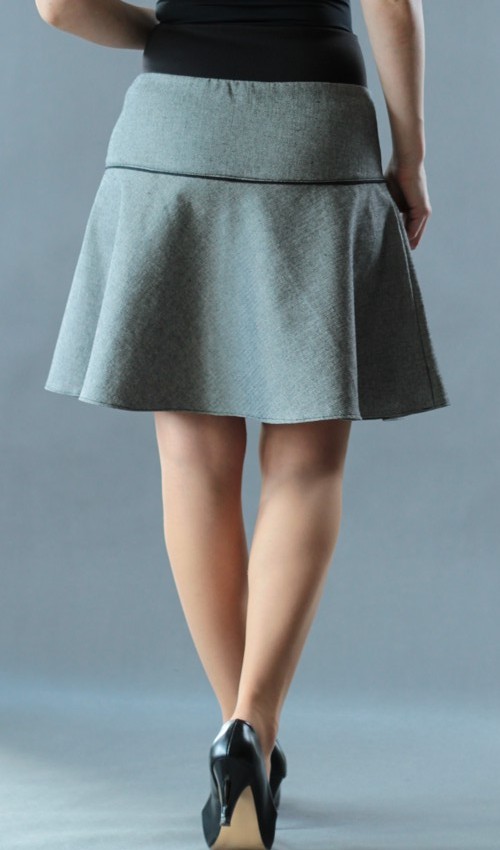 0434_P_zezadu_bavlna_polyester_bez_podšívky_černá_šedá_se_sedlem_nahoře_1kapsa_hladké_černá_černo_červená_kytka_půlkvět