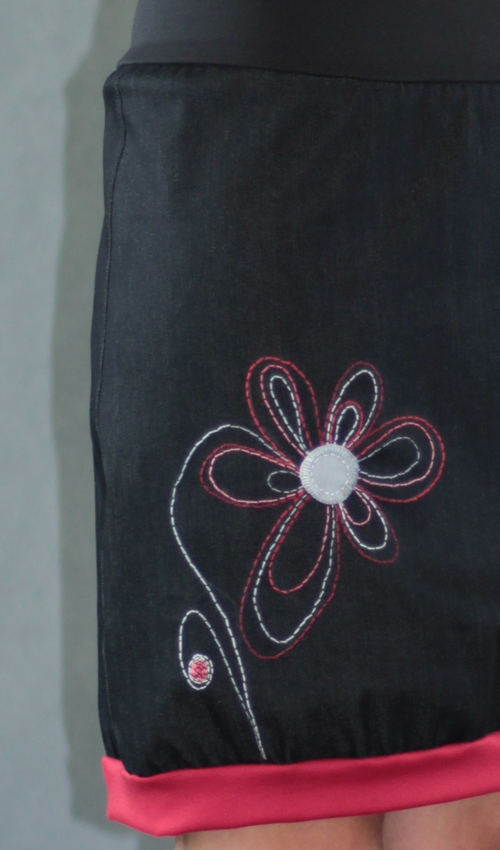 0437_P_detail_bavlna_polyester_bez_podšívky_černá_červená_áčková_1kapsa_úplet_černá_červená_kytka_květina1