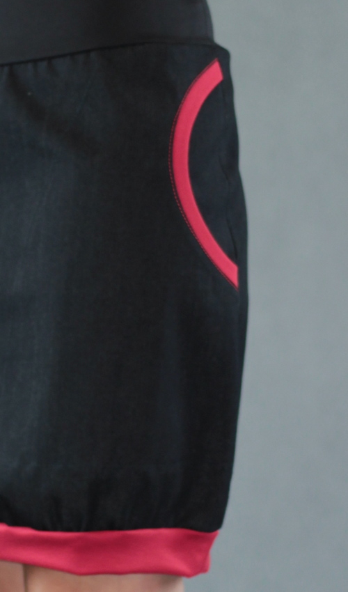 0437_P_detail_bavlna_polyester_bez_podšívky_černá_červená_áčková_1kapsa_úplet_černá_červená_kytka_květina2