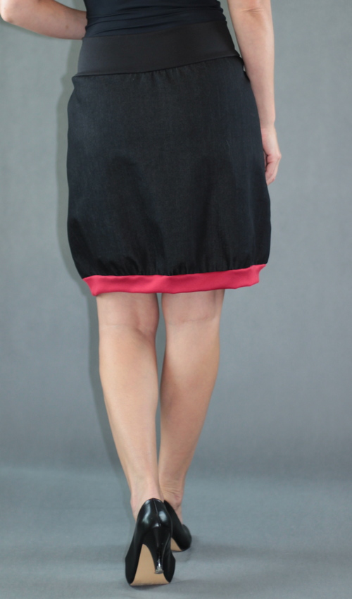 0437_P_zezadu_bavlna_polyester_bez_podšívky_černá_červená_áčková_1kapsa_úplet_černá_červená_kytka_květina