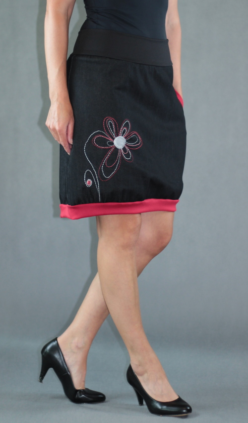 0437_P_šikmo_bavlna_polyester_bez_podšívky_černá_červená_áčková_1kapsa_úplet_černá_červená_kytka_květina