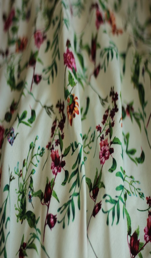 0445_P_detail_viskóza_len_bez_podšívky_bílá_červená_se_sedlem_nahoře_bez_kapes_hladké_červená1